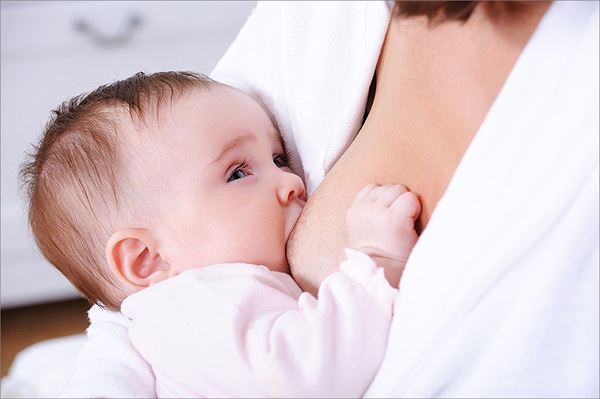 Bác sĩ khuyến cáo trẻ em trong 6 tháng đầu nên bú sữa mẹ 100%