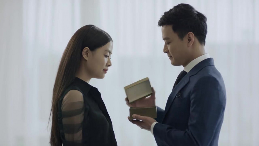 Khánh tặng đôi hoa tai làm quà kỉ niệm tình yêu cho bạn gái.