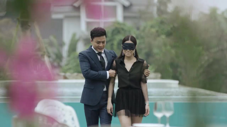 Không chỉ tặng quà, anh còn đưa Lam Anh đến một buổi tiệc ngoài trời bên bể bơi.