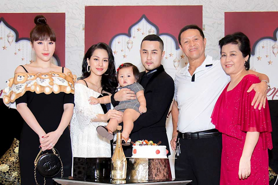 Trang Pilla hạnh phúc bên chồng trong tiệc sinh nhật con gái