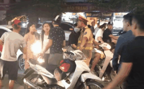 Hành động của 2 nam thanh niên khiến nhiều người phẫn nộ.