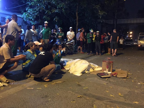 Đồng nghiệp gào khóc bên thi thể nữ lao công bị xe ô tô tông tử vong trên đường Láng.