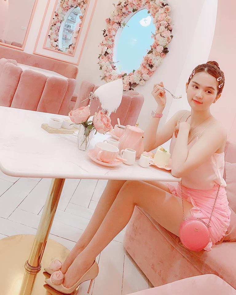 Chắc hẳn phải yêu chiều bạn gái thế nào thì người tình mới có thể bắt được khoảnh khắc Ngọc Trinh đẹp tới vậy. Tài nghệ phó nháy cho người tình trước đây chỉ có duy nhất ông xã Đặng Thu Thảo được cư dân mạng khen ngợi