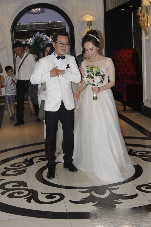 Vợ chồng NSND Trung Hiếu có mặt tại đám cưới.