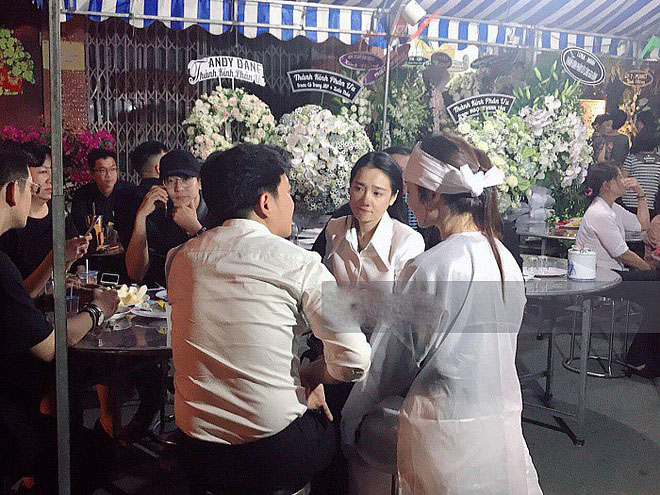 Tối 23/4, gia đình tổ chức lễ cho mẹ Diễm My, bạn trai của cô luôn túc trực bên bạn gái. Gần tối muộn, Trường Giang và Nhã Phương lặng lẽ đến viếng. Cả hai là những người đồng nghiệp thân thiết của Diễm My 9x, từng hợp tác trong một vài dự án giải trí, gameshow.