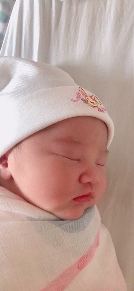 Vũ Thu Phương đăng ảnh em bé mới sinh.