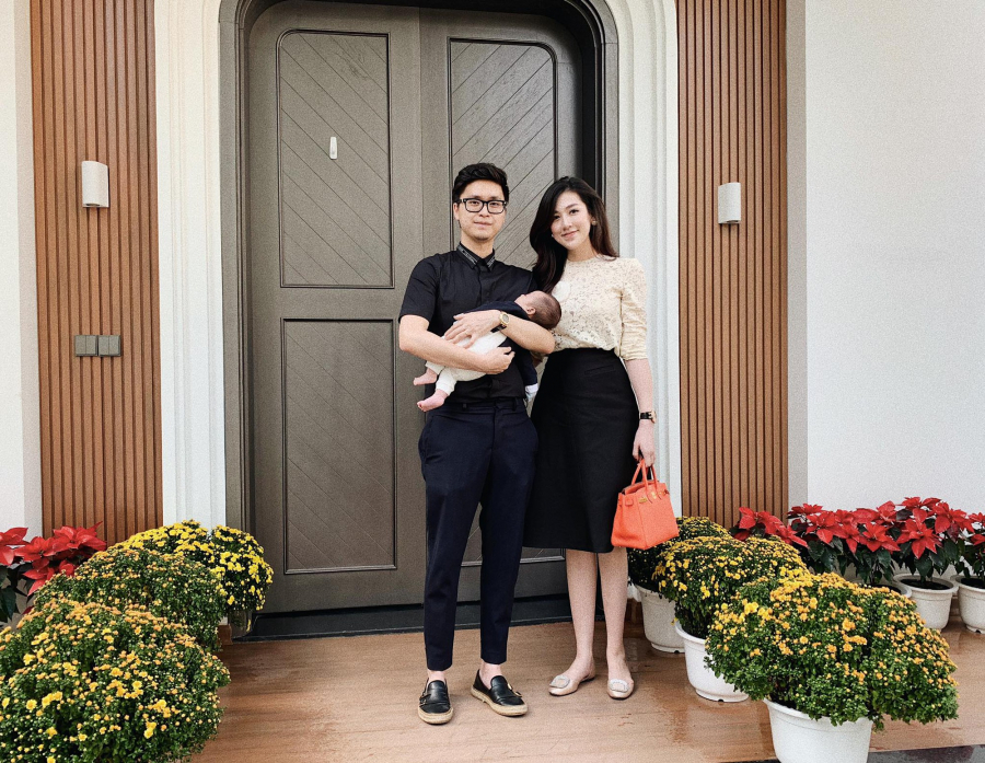 Sau hôn lễ không lâu, cặp đôi đã chào đón con trai đầu lòng nhưng đến nay, diện mạo của bé vẫn chưa được vợ chồng Tú Anh công khai.