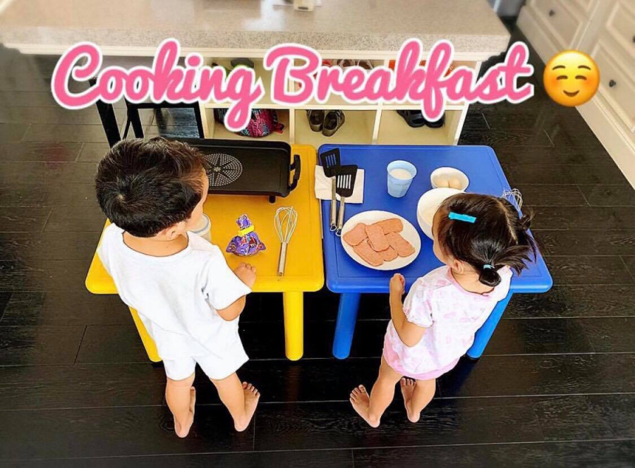 Cô cũng dành phần lớn chăm sóc hai nhóc tỳ...