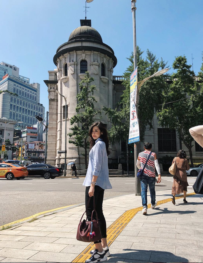 Cũng sau khi kết hôn, Á hậu Tú Anh dành khá nhiều thời gian đi du lịch, tận hưởng cuộc sống thoải mái, bình yên.