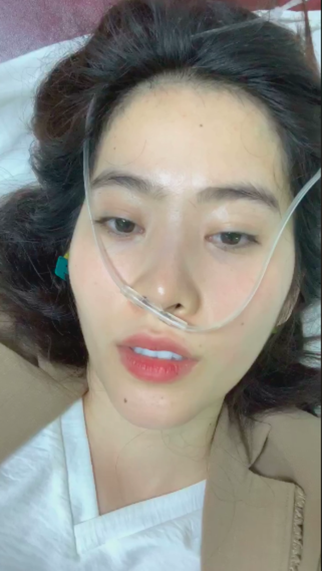Vào 1h rạng sáng 24/4, Nam Em livestream trên trang cá nhân. Đáng nói, lúc này người đẹp đang phải nằm viện, trên mũi còn gắn ống thở. Trong khi fan khá lo lắng, động viên và hỏi thăm Nam Em thì một bộ phận khán giả tỏ ra ngán ngẩm trước những hành động của mỹ nhân từng rất xinh đẹp và được lòng công chúng.