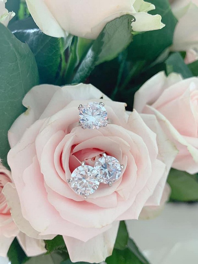 Người đẹp được ông xã tặng một lúc 3 chiếc nhẫn kim cương làm quà trong ngày cô bước sang tuổi mới.    