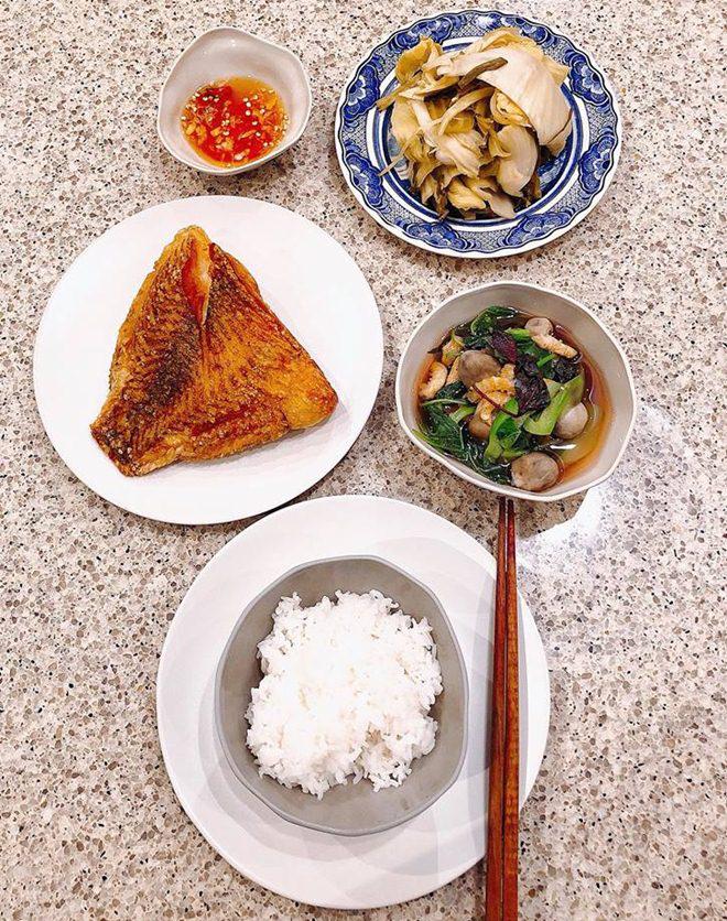 Những bữa cơm giản dị Hà Tăng chuẩn bị cho con