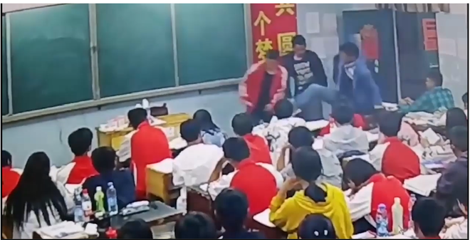 Thầy đạp đánh tới tấp vào người học sinh.