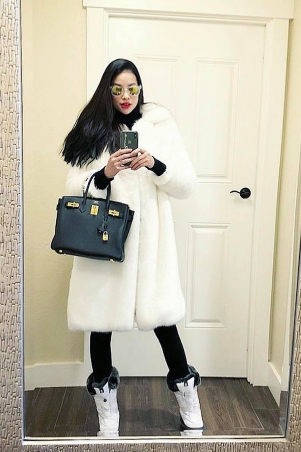 Khoảng giữa năm 2018, Hoa hậu Phạm Hương bất ngờ biến mất khỏi showbiz dù là mỹ nhân được săn đón hàng đầu. Cô cho biết phải sang Mỹ điều trị dứt điểm căn bệnh tuyến giáp.