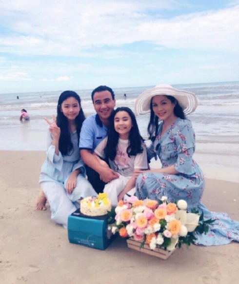 Quyền Linh có hai con gái nhỏ là Lọ Lem và Hạt Dẻ. Tấm ảnh này được chụp khi vợ chồng anh tổ chức sinh nhật cho con gái út trên bờ biển Vũng Tàu.    