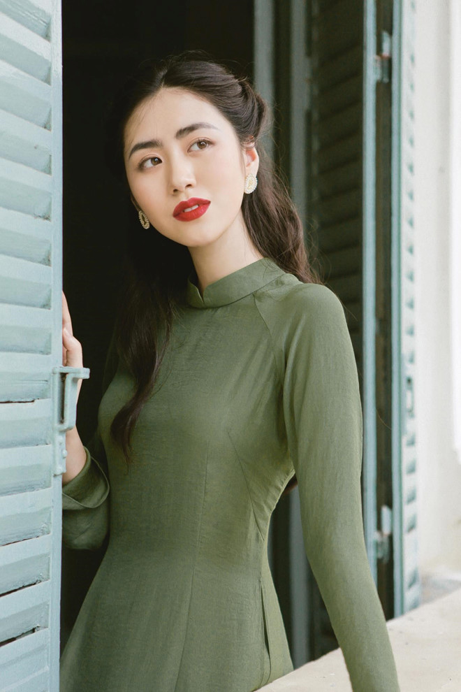 Chính vì vậy, Mai Vân Trang thường được mời chụp các bộ ảnh theo phong cách thiếu nữ Hà Nội xưa. Kiểu tết tóc, vấn tóc cổ điển và cách trang điểm sắc nét hơn giúp gương mặt của cô gây ấn tượng.