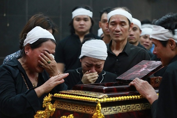 Người thân khóc nghẹn tại đám tang chị Hà - Ảnh: LT