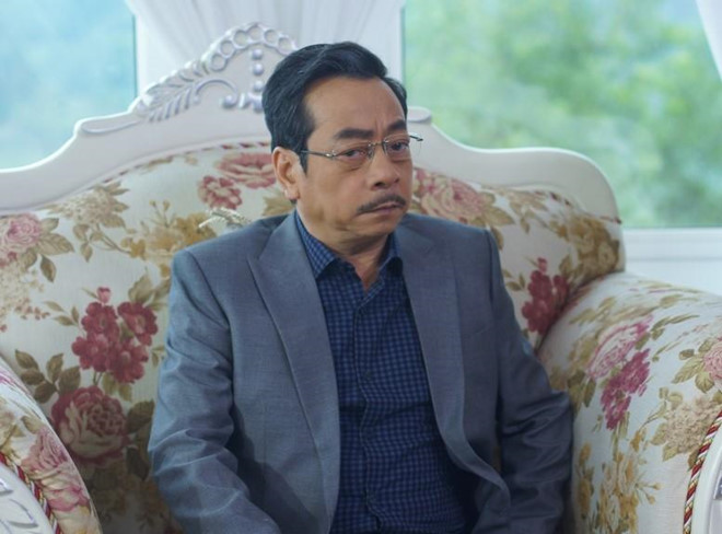 NSND Hoàng Dũng gây bão mạng năm 2017 với vai ông trùm Phan Quân trong Người phán xử.  