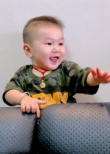 Lâm Khánh Chi được bố mẹ hai bên hỗ trợ chăm sóc cậu con trai.  