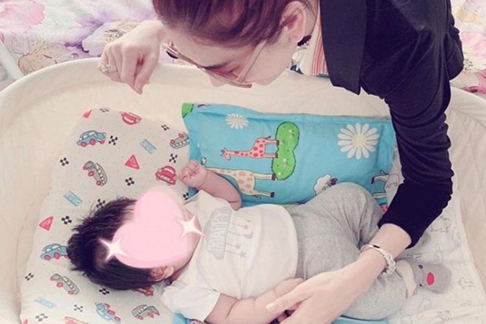 Con trai của Lâm Khánh Chi sinh ra nhờ tinh trùng của Lâm Khánh Chi trước khi chuyển giới và trứng của chị dâu.    