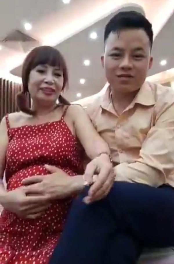 Bụng bầu của chị Sao khá lớn trong buổi livestream ngày 10/4.