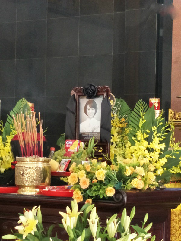 Không gian tang lễ cố người mẫu Như Hương ngập tràn hoa thơm.    