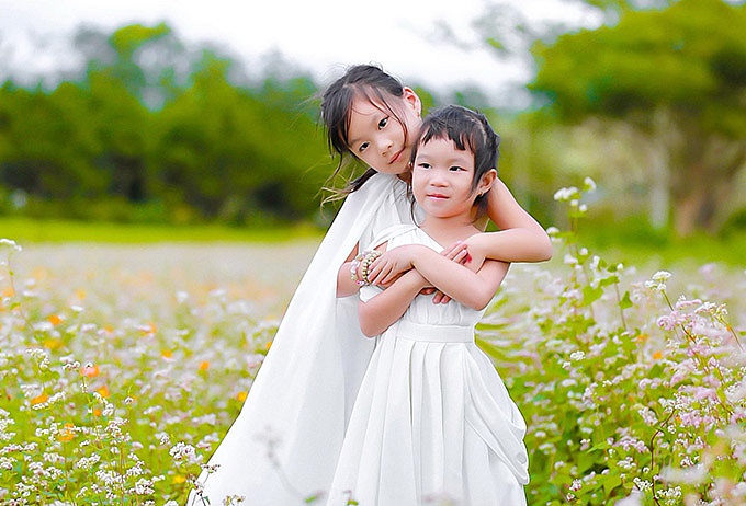 Con gái Cherry (trái) và Minh Hà cũng tham gia một phân cảnh nhỏ trong phim. Cảnh kể về nhân vật Vy (Katleen Phan Võ đóng) hồi tưởng tuổi thơ bên mẹ và em trai.    