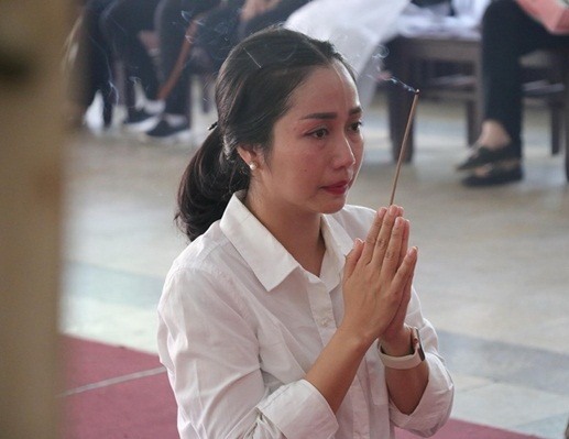 Ốc Thanh Vân xúc động đến thắp nhang cho nghệ sĩ Lê Bình.