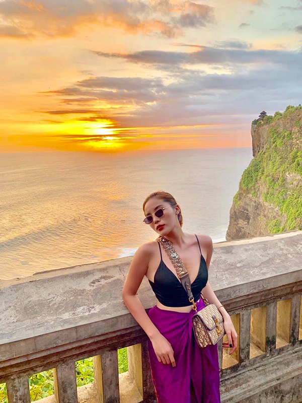 Hoa hậu Kỳ Duyên với phong cách sexy khi tạo dáng chụp ảnh trước khung cảnh hoàng hôn tuyệt đẹp ở đảo Bali.    