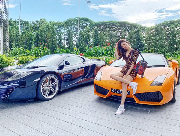 Làm dâu nhà giàu, Lan Khuê làm quen với nhiều thú vui thưởng thức cao cấp. Cô cùng chồng du lịch tới nhiều địa điểm sang chảnh trên thế giới. Trong hình, người đẹp tạo dáng bên dàn siêu xe tại Singapore.    
