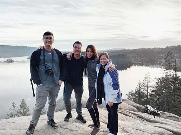 Gia đình Lan Khuê đi trượt tuyết, ghé thăm những địa điểm nổi tiếng ở Canada.    