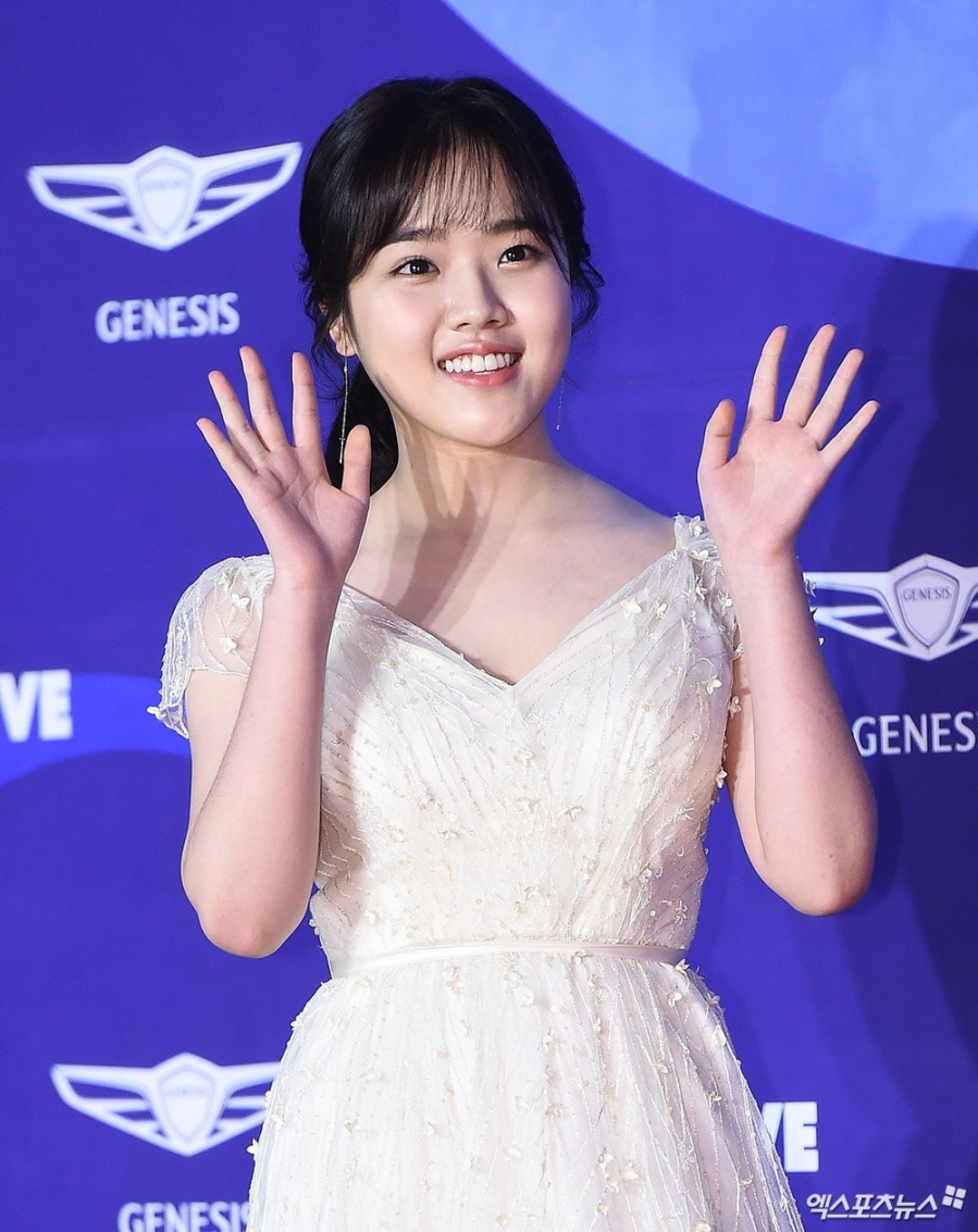 Diễn viên trẻ Kim Hyang Gi diện chiếc đầm trắng đầy trẻ trung, vẻ rạng rỡ của cô khiến nhiều người chú ý. Dù không được đề cử nhưng những hoạt động diễn xuất nổi bật của nữ diễn viên 19 tuổi thông qua hai bộ phim nổi bật 