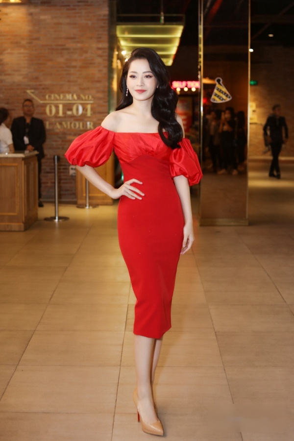 Chi Pu xinh đẹp trong chiếc đầm đỏ sắc đỏ nổi bật khoe vóc dáng mảnh mai trong họp báo giới thiệu sản phẩm mới với truyền thông.    