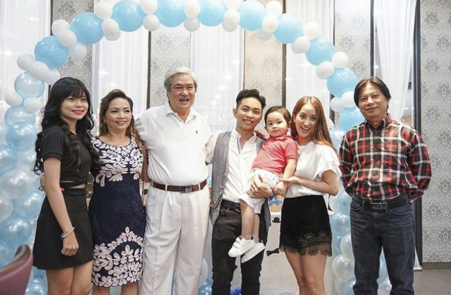 Khánh Thi bên bố mẹ và ông ngoại của Phan Hiển.