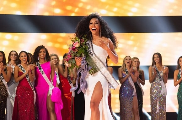 Sau khi đăng quang, luật sư 28 tuổi sẽ đến New York để tham gia các hoạt động của tân hoa hậu trong đó có việc chuẩn bị cho cuộc thi Miss Universe 2019.