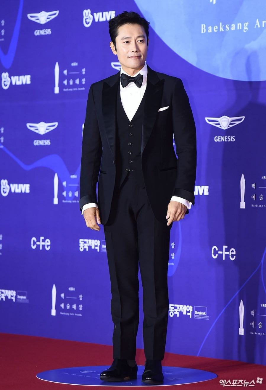 Lee Byung Hun cũng có mặt tại buổi trao giải Baeksang danh giá. Anh giành chiến thắng ở hạng mục Nam diễn viên xuất sắc nhất với bộ phim 