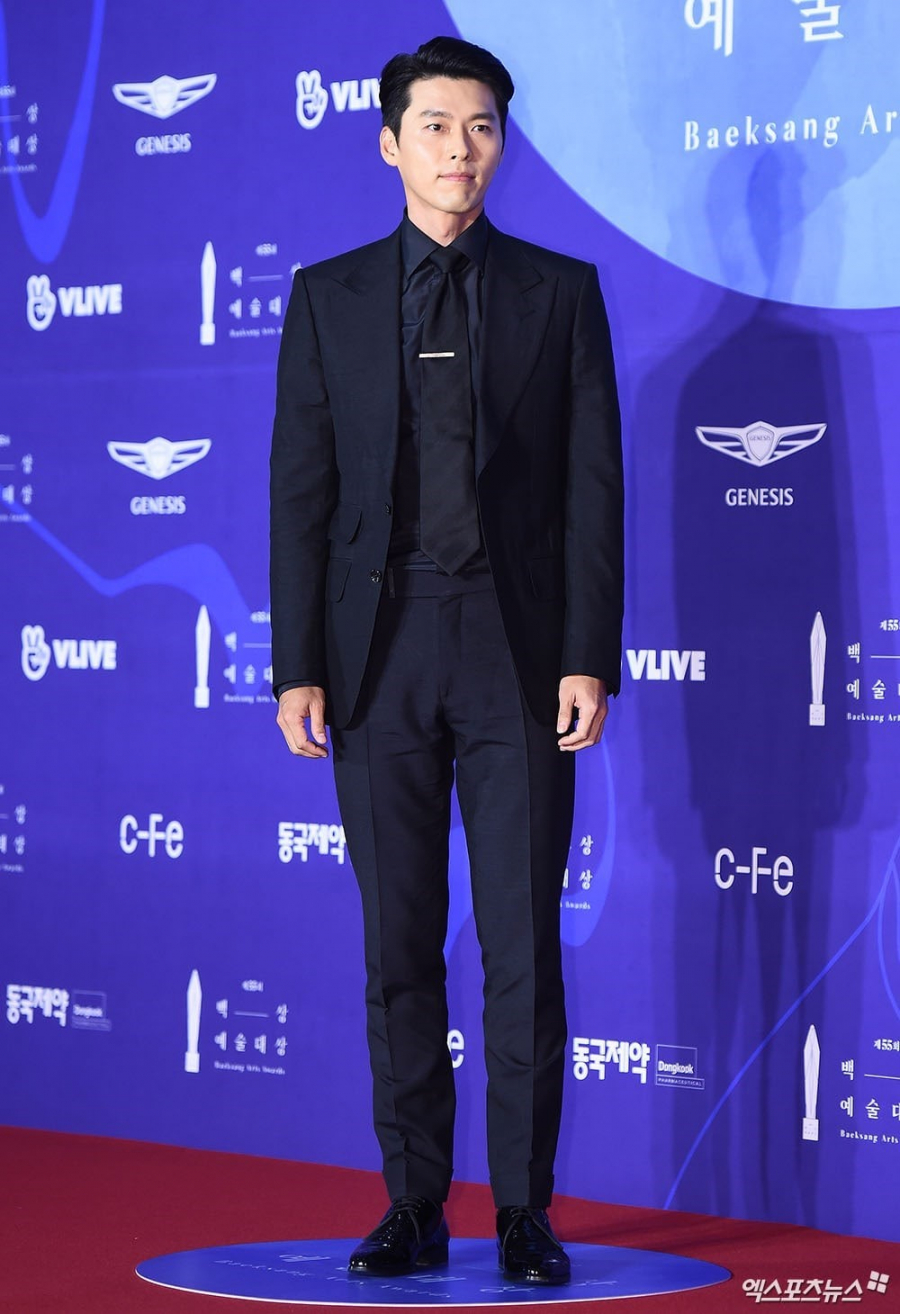 Được đề cử giải thưởng Nam diễn viên xuất sắc tại hạng mục phim truyền hình với bộ phim Ký ức Alhambra mới đây cùng nữ diễn viên Park Shin Hye. Hyun Bin xuất hiện đầy rạng rỡ trên thảm đỏ lễ trao giải.  