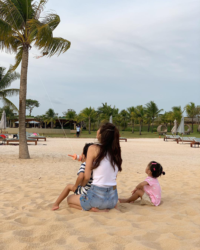 Những hình ảnh của Tăng Thanh Hà và 2 con trong kì nghỉ lễ.