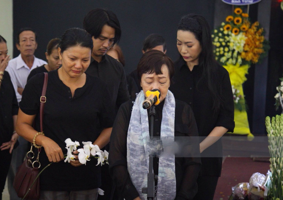 Bà Hồng Dung - Phó chủ tịch Hội sân khấu TP.HCM thay mặt các nghệ sĩ đọc điếu văn. Giây phút xúc động này đã khiến nhiều người không kìm được nước mắt.    