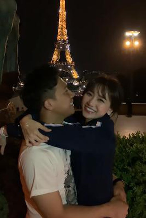 MC kiêm danh hài Trấn Thành vừa đăng tải clip khoá môi đắm đuối với bà xã Hari Won trước tháp Eiffel tại Pháp đầy lãng mạn. Đoạn clip được đăng nhằm kỉ niệm 1200 ngày yêu của cặp đôi. Thế nhưng, thương cho đôi vợ chồng khi 