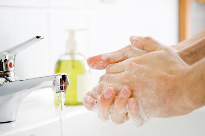 Rửa tay thật sạch trước khi nấu nướng