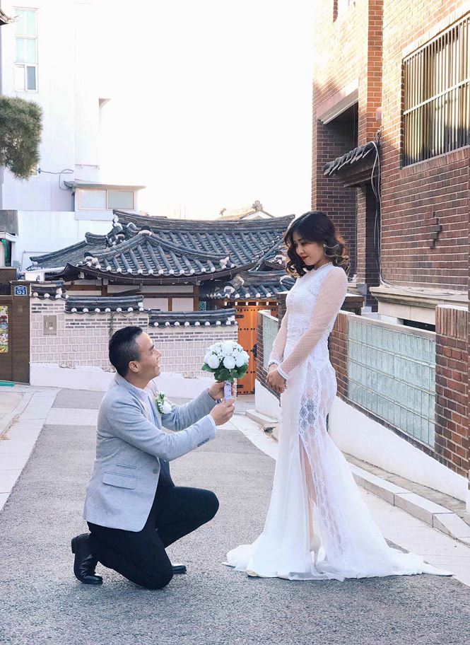Vào cuối tháng 7 vừa qua, BTV Hoàng Linh khoe ảnh cô và Mạnh Hùng lên phường đăng kí kết hôn.    
