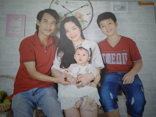 Diễn viên Phú Đôn hạnh phúc bên gia đình