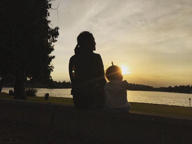 Như bao người mẹ khác, Yến Phương phải đối mặt với những lúc con ốm đau, quấy khóc. Có những khi bản thân cô cũng ốm mệt nhưng vẫn phải gồng mình chăm sóc con vì không có ai đỡ đần.
