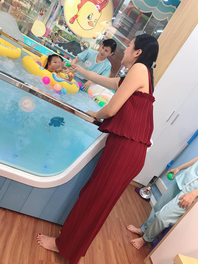 Thậm chí, Yến Phương vừa chăm con vừa phải đi làm vì không muốn bị sa thải. Những lúc như vậy, cô chỉ ước có chồng ở bên cạnh để cùng đỡ đần, chia sẻ.