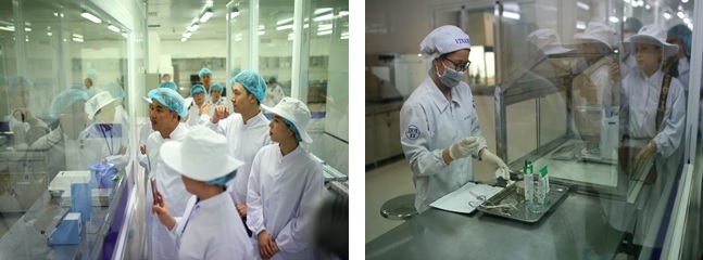Lần đầu tiên những khách mời được tận mắt thấy công tác kiểm tra chất lượng sản phẩm sữa học đường tại phòng thí nghiệm đạt chuẩn quốc tế ISO/IEC 17025