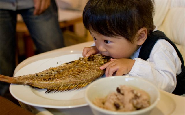 Trẻ hóc xương cá có thể cho bé ăn chuối để xử lý