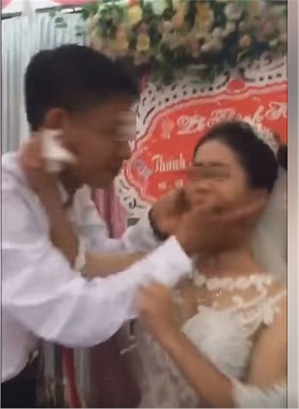 Bức ảnh cô dâu từ chối hôn chú rể trong đám cưới.