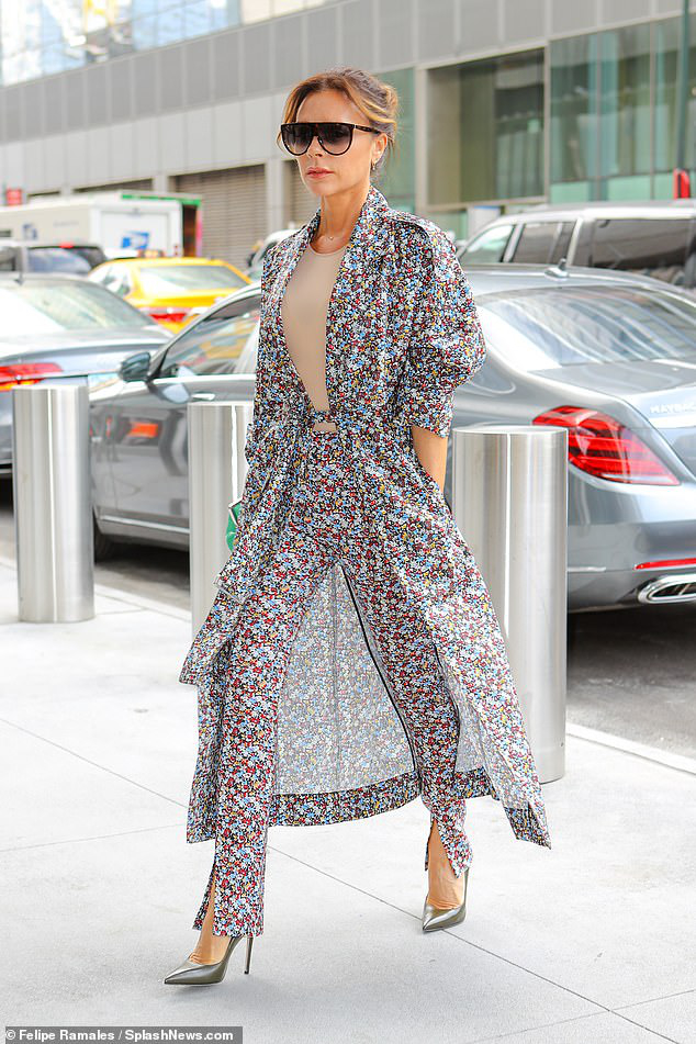 Victoria Beckham thu hút mọi ánh nhìn bởi vẻ ngoài xinh đẹp và gu thời trang đặc sắc khi đến tham dự một sự kiện diễn ra ở New York vào ngày 8/5 vừa qua.    