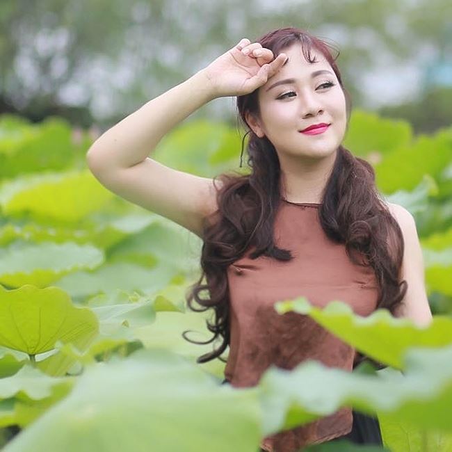 Nhan sắc xinh đẹp của bà xã Tự Long được nhận xét không hề kém cạnh các người đẹp trong showbiz Việt.    